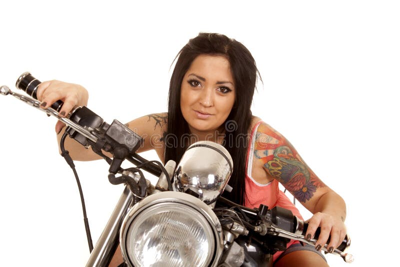 Sourire de moto de chemise de rose de tatouage de femme image libre de droits Sourire de moto de chemise de rose de tatouage de femme image libre de droits