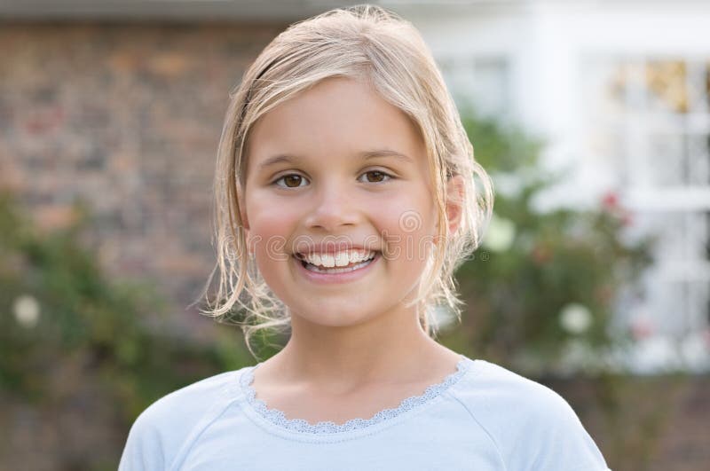 Sourire de petite fille photo stock Sourire de petite fille photo stock