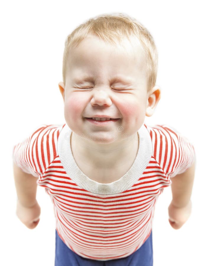Sourire drôle de garçon d'enfant et yeux fermés étroits, ha photographie stock libre de droits Sourire drôle de garçon d'enfant et yeux fermés étroits, ha photographie stock libre de droits