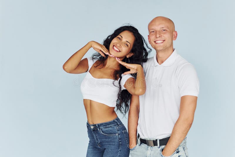 Sourire et poser pour la caméra. couple joyeux à l'intérieur image libre de droits