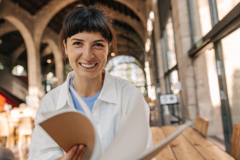 Sourire européenne mignonne femme regarder la caméra rester sur fond flou image libre de droits