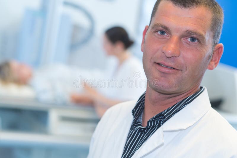 Sourire masculin beau de docteur de portrait en gros plan photos stock Sourire masculin beau de docteur de portrait en gros plan photos stock