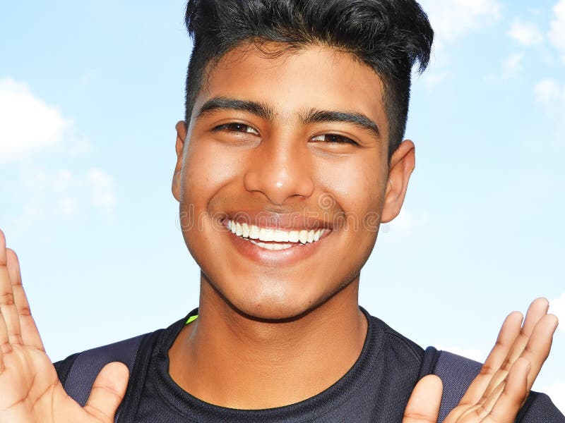 Sourire masculin d'adolescent de minorité photos libres de droits