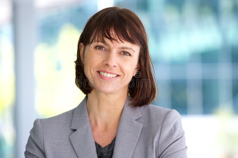 Sourire professionnel de femme d'affaires extérieur photo libre de droits