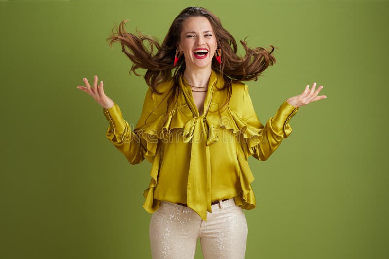Sourire saine femme de 40 ans avec fond vert image libre de droits