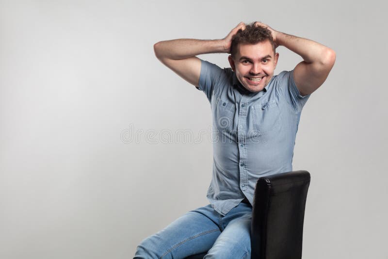 Sourire toothy d'homme de bonheur à l'appareil-photo photographie stock libre de droits Sourire toothy d'homme de bonheur à l'appareil-photo photographie stock libre de droits