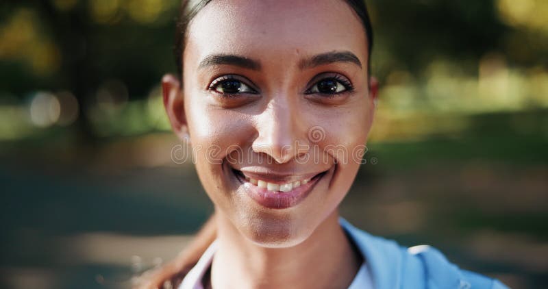 Sourire visage ou Indienne dans le parc pour une séance d'entraînement physique ou d'exercice. Portrait confiant ou heureux clips vidéos