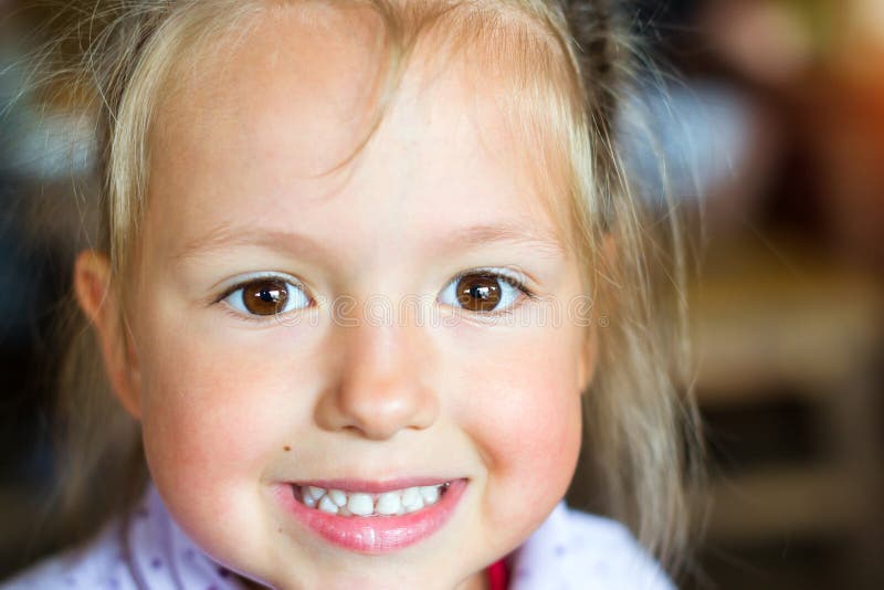 Sourires de bébé, montrant les dents blanches photographie stock libre de droits Sourires de bébé, montrant les dents blanches photographie stock libre de droits