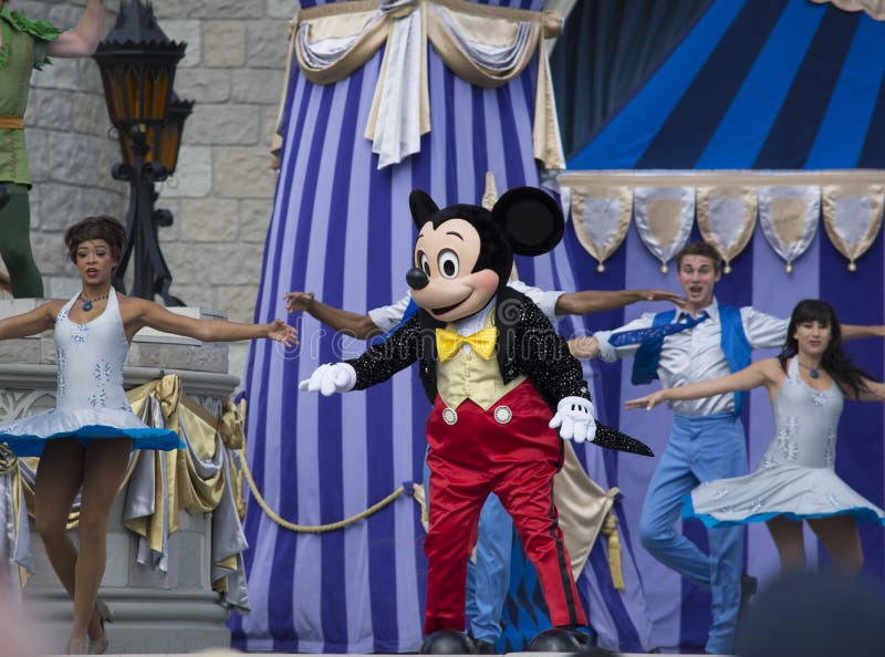 Souris de Mickey avec des danseuses du ventre au monde de Disney image stock Souris de Mickey avec des danseuses du ventre au monde de Disney image stock