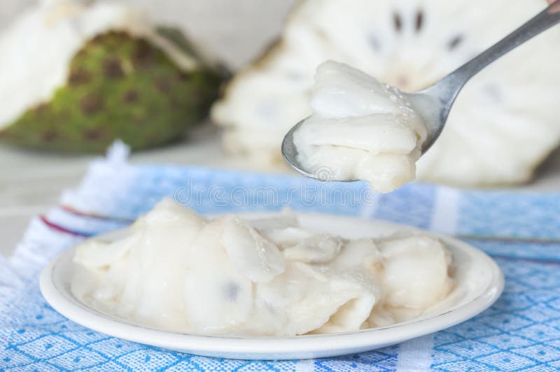 Soursop owoc słuzyć na talerzu obrazy royalty free Soursop owoc słuzyć na talerzu obrazy royalty free