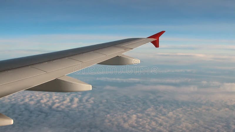 Sous l'aile de l'avion de passagers du nuage