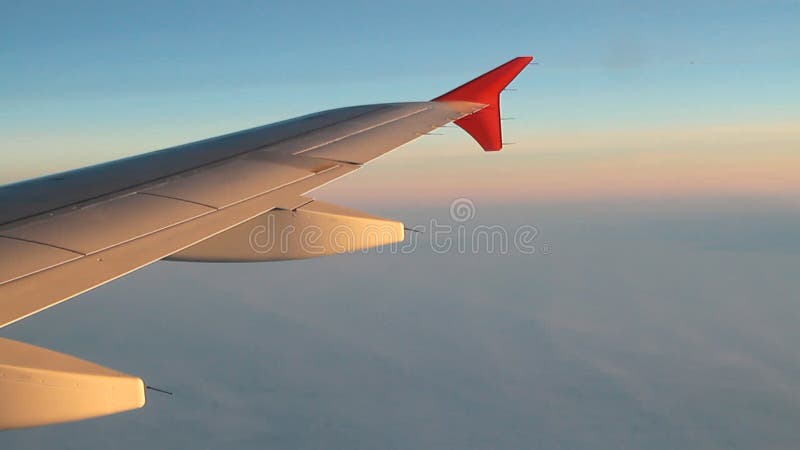 Sous l'aile du croisement dense d'avion de passagers