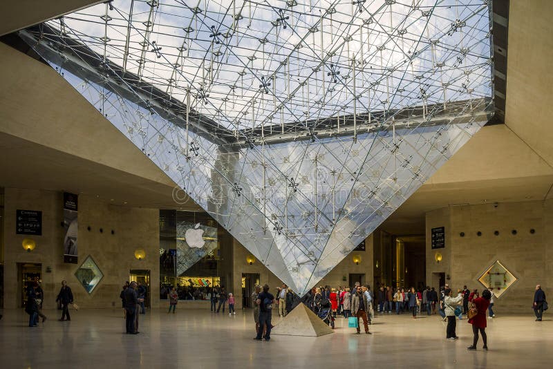 Sous la pyramide inversée. La pyramide inversée sous la région de carrousel est incluse dans la composition architecturale des cinq pyramides " ; Louvre" grand ; Le 12 mai 2013 à Paris, Frances