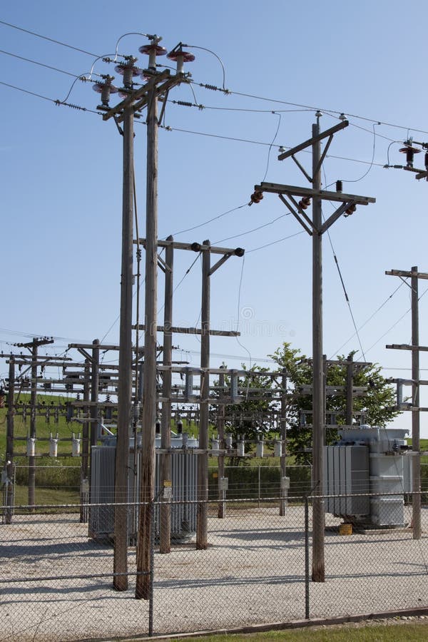 Poste de transformation électrique rural photos stock