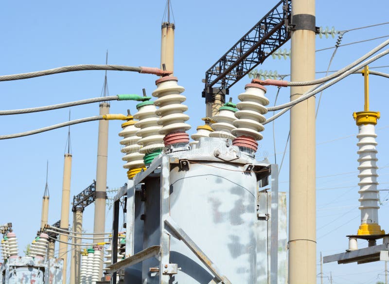 Sous-station à haute tension électrique image stock Sous-station à haute tension électrique image stock