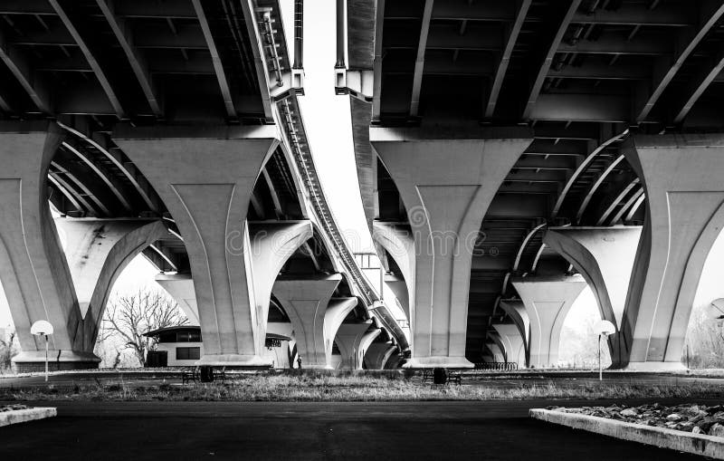 Sous Woodrow Wilson Bridge, à l'Alexandrie, la Virginie image stock Sous Woodrow Wilson Bridge, à l'Alexandrie, la Virginie image stock