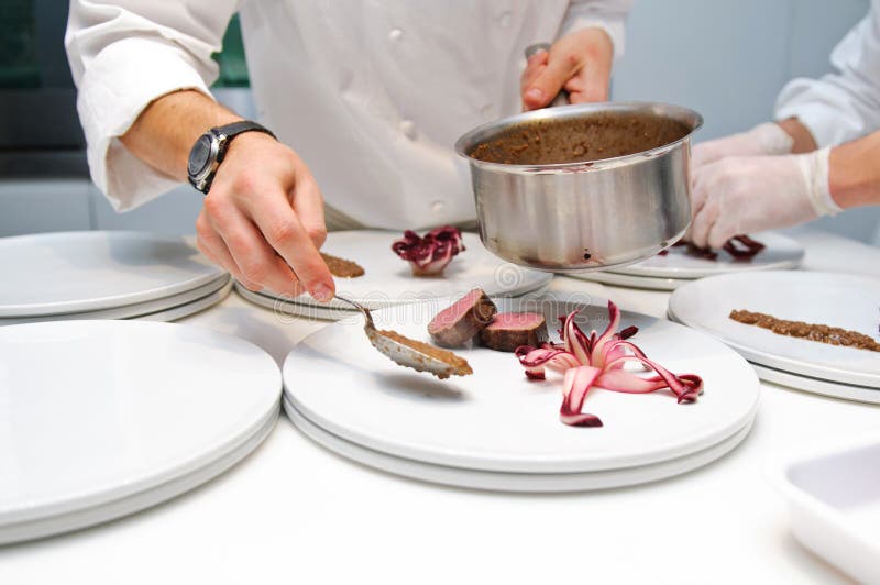 Souschefs préparant le dîner Souschefs préparant le dîner