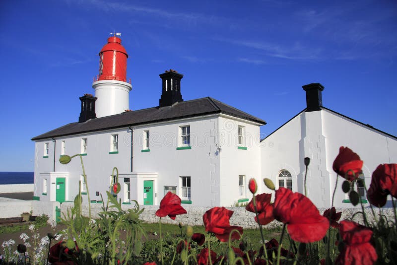 Výrazné červené a bílé Souter Lighthouse a mlhová siréna na Whitburn, South Tyneside.