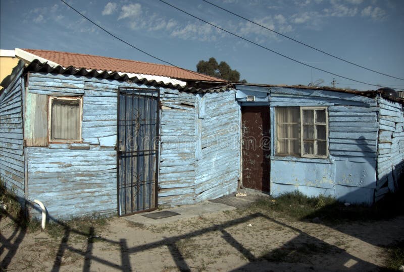 Di legno villetta blu colore Sud quartiere più vicino mantello.