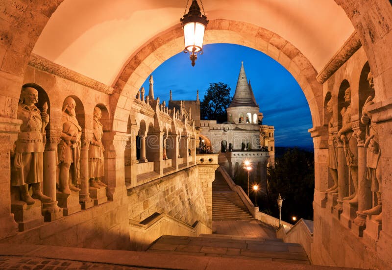 Sur puerta de pescadores bastión en Hungría por la noche.