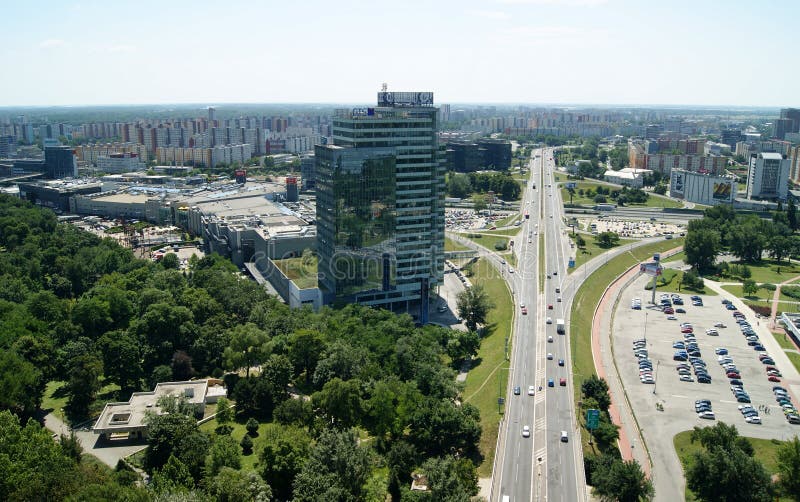 Južné predmestie mesta, moderná obchodná a rezidenčná štvrť, pohľad z vyhliadkovej plošiny Mosta SNP, Bratislava