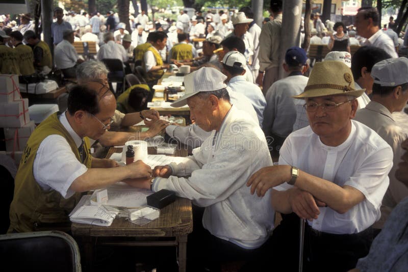 SOUTHKOREA SEOUL TAPKOL PARKERAR MEDICINSKA PENSIONÄRER royaltyfria bilder SOUTHKOREA SEOUL TAPKOL PARKERAR MEDICINSKA PENSIONÄRER royaltyfria bilder