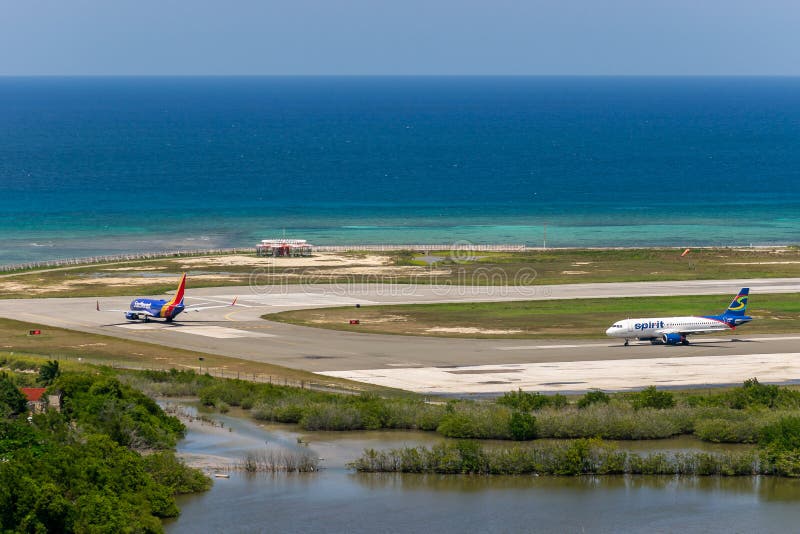 Southwest Airlines и руление на самолете авиакомпаний духа в Montego Bay стоковая фотография rf Southwest Airlines и руление на самолете авиакомпаний духа в Montego Bay стоковая фотография rf