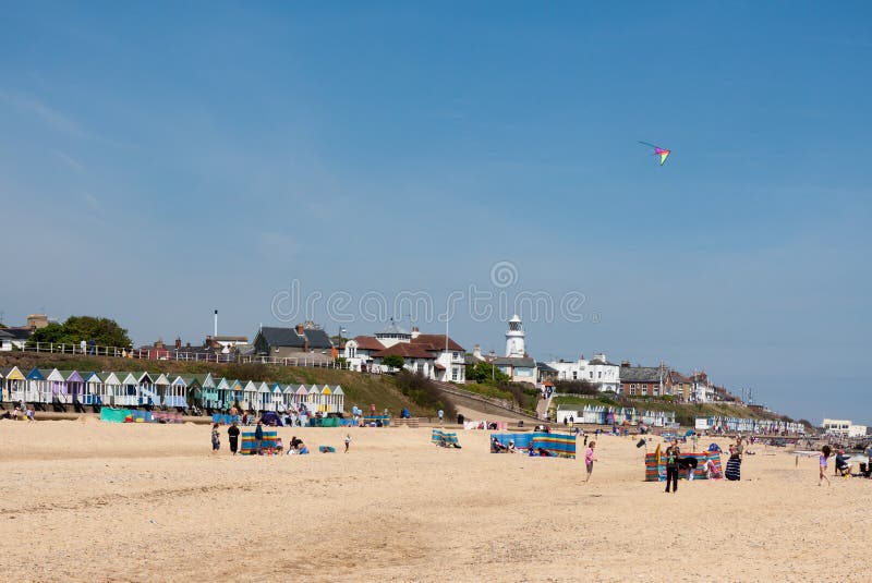 SOUTHWOLD, SUFFOLK/UK - 2 GIUGNO: La gente che gode della spiaggia dentro così immagini stock SOUTHWOLD, SUFFOLK/UK - 2 GIUGNO: La gente che gode della spiaggia dentro così immagini stock