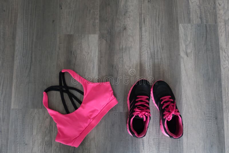 Soutien-gorge et chaussures de sport images libres de droits Soutien-gorge et chaussures de sport images libres de droits
