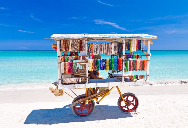 Carrello di vendita di souvenir tipici sulla bellissima cubana spiaggia di Varadero.