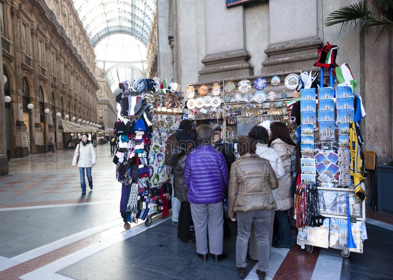 Souvenirs kiosque, Milan photo stock éditorial. Image du chapeau 16940353