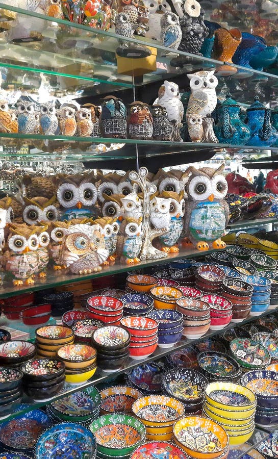 Souvenirs orientaux en céramique peinte multicolore sur le marché chez in turkey assiettes jugs vases figurines. touristique popul
