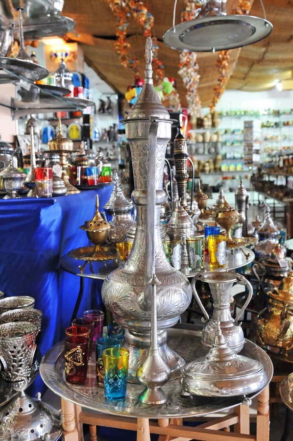 Souvenirs tunisiens image stock. Image du carafe, bouilloire 24903357