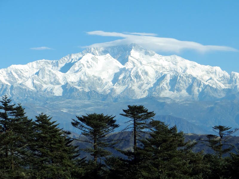 Sova buddha den väldiga kanchenjungaen från sandakphuen västra bengal Indien i vintermorgnar fotografering för bildbyråer Sova buddha den väldiga kanchenjungaen från sandakphuen västra bengal Indien i vintermorgnar fotografering för bildbyråer