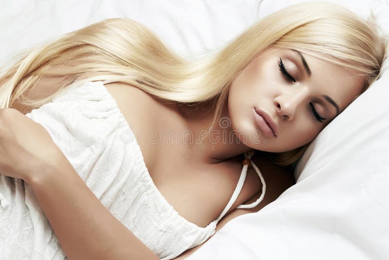 Sova den h?rliga blonda kvinnan s?ta dr?mmar arkivbild Sova den h?rliga blonda kvinnan s?ta dr?mmar arkivbild