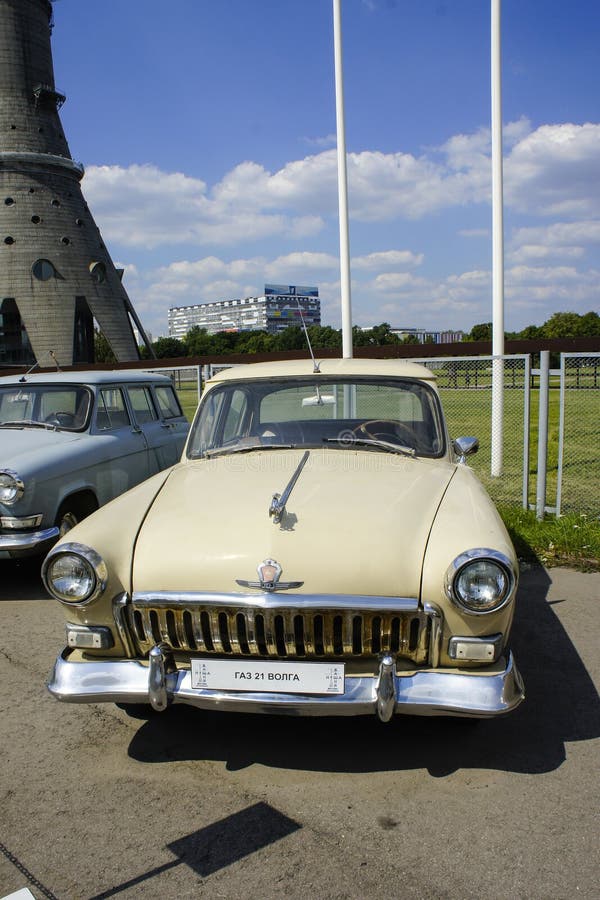 Sovjet-era retro bilutställning nära det Ostankino tornet, royaltyfri bild Sovjet-era retro bilutställning nära det Ostankino tornet, royaltyfri bild