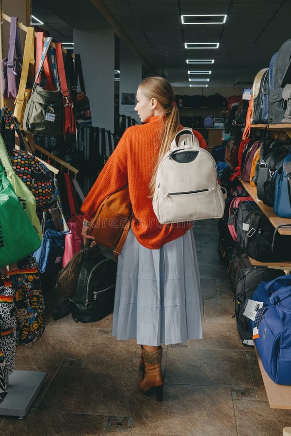 Sovrapconsumo nell'industria della moda. moda veloce. la giovane bella donna sceglie le borsette nel negozio. kropivnitskiy ucrain immagine stock libera da diritti
