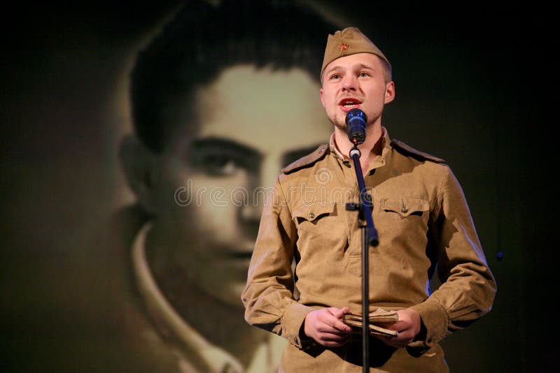 Sowjetischer Soldat Portra, Dichter, Held in der Uniform des Zweiten Weltkrieges das Akkordeon über schwarzem Hintergrund spielen