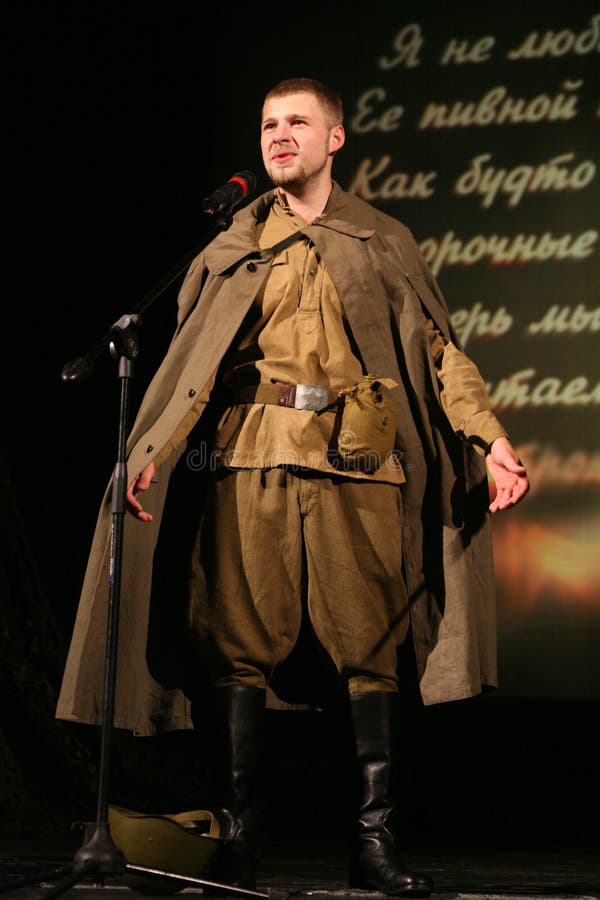 Sowjetischer Soldat Portra, Dichter, Held in der Uniform des Zweiten Weltkrieges das Akkordeon über schwarzem Hintergrund spielen
