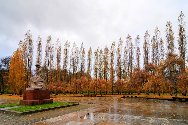 Sowjetisches Kriegs-Denkmal in Treptower-Park, Panorama Berlins, Deutschland lizenzfreies stockfoto Sowjetisches Kriegs-Denkmal in Treptower-Park, Panorama Berlins, Deutschland lizenzfreies stockfoto