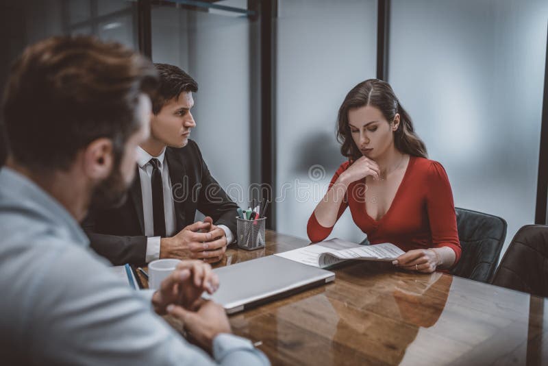 Soții și avocații care încearcă să rezolve o situație dificilă stock image