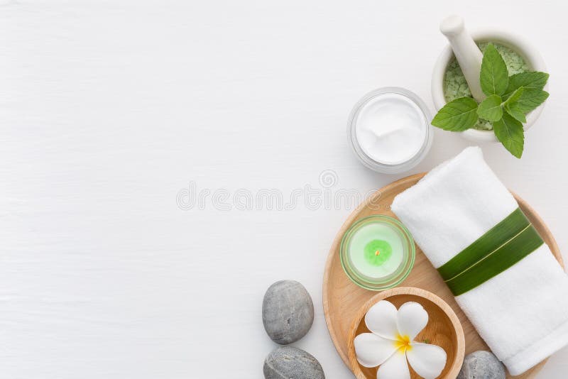 Spa begrepp med salt, mintkaramellen, lotion, handduken, stearinljuset, stenen och fl arkivbilder Spa begrepp med salt, mintkaramellen, lotion, handduken, stearinljuset, stenen och fl arkivbilder