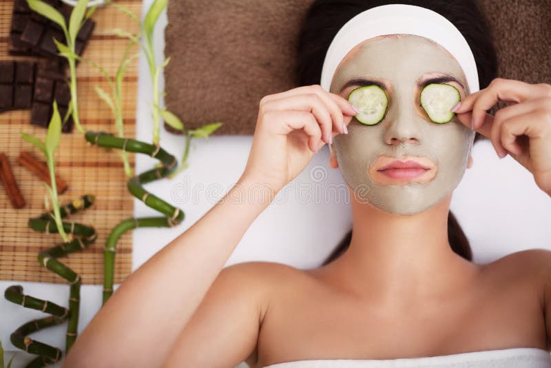Spa Den härliga unga kvinnan får ansikts- leramaskering på brunnsorten, l arkivbilder Spa Den härliga unga kvinnan får ansikts- leramaskering på brunnsorten, l arkivbilder