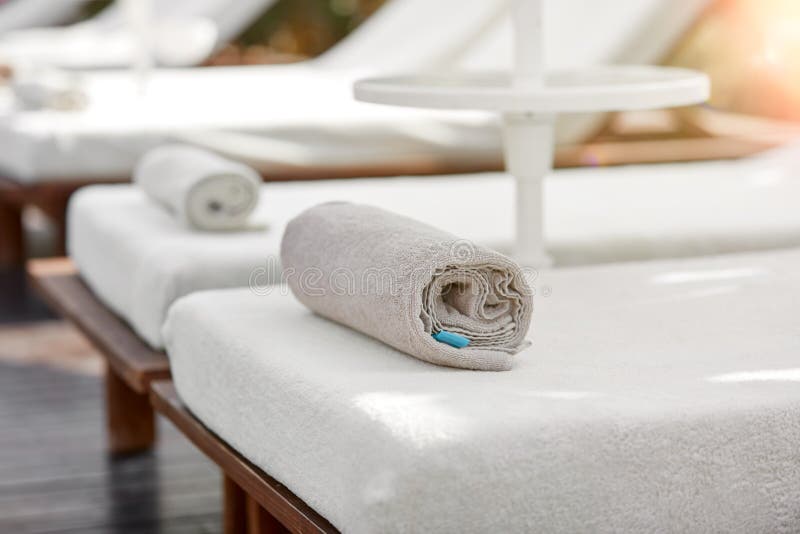 Spa handduk på sunbed nära simbassängen arkivfoton Spa handduk på sunbed nära simbassängen arkivfoton