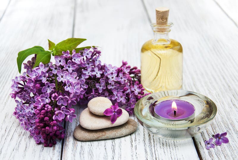 Spa inställning med lila blommor arkivbild Spa inställning med lila blommor arkivbild
