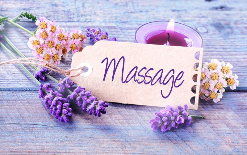 Massaggio termale di sfondo con il profumato lavanda fresca e fiori con un ardente aromaterapia candela intorno a un'etichetta o un regalo per il tag script Massaggio rustico blu schede.