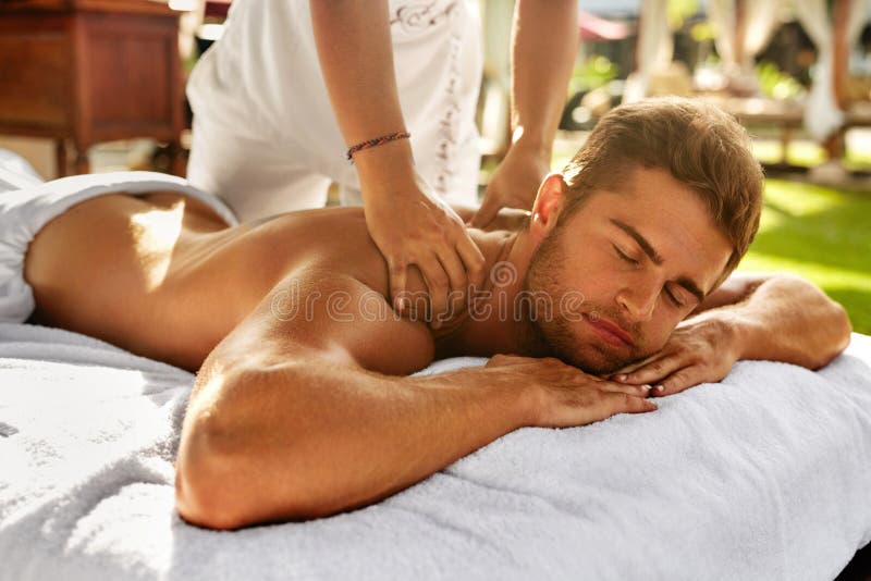 Spa massage för man Man som tycker om koppla av tillbaka den utomhus- massagen arkivbild Spa massage för man Man som tycker om koppla av tillbaka den utomhus- massagen arkivbild