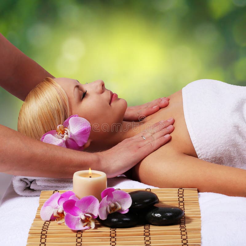 Spa massage. Härlig blond kvinna som får kroppmassage royaltyfria bilder Spa massage. Härlig blond kvinna som får kroppmassage royaltyfria bilder