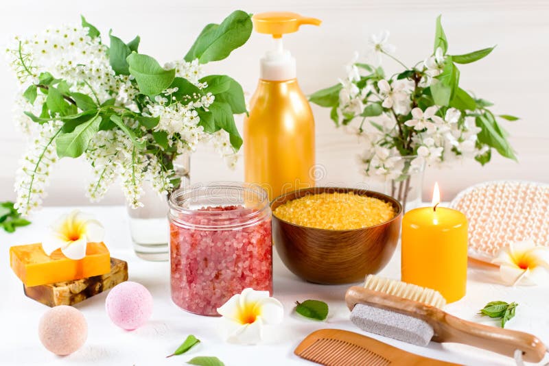 Spa och badtillbehör med badsalt och skönhetbehandlingprodukter på den vita tabellen Wellnessbegrepp arkivbilder Spa och badtillbehör med badsalt och skönhetbehandlingprodukter på den vita tabellen Wellnessbegrepp arkivbilder