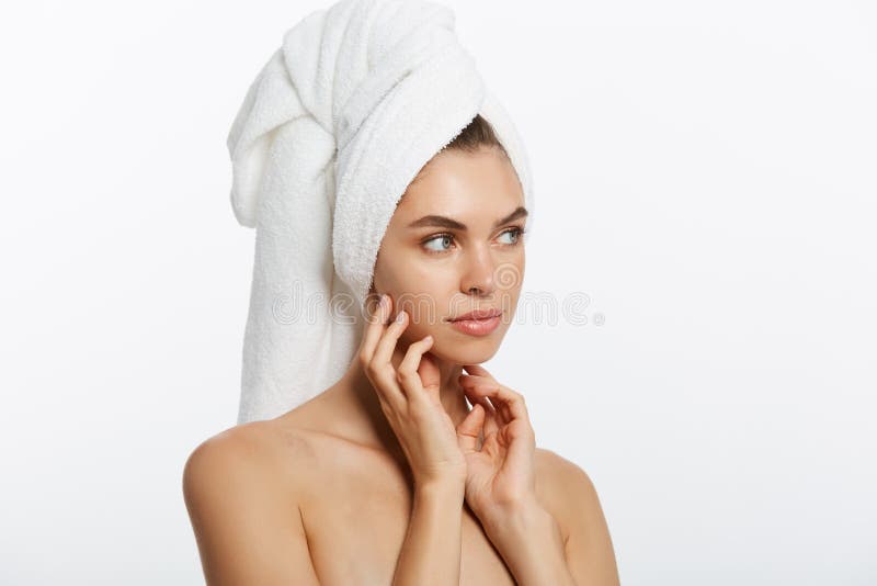 Spa och skönhetbegrepp - den lyckliga unga flickan med ren hud och med en vit handduk på hennes head washes vänder mot royaltyfria foton Spa och skönhetbegrepp - den lyckliga unga flickan med ren hud och med en vit handduk på hennes head washes vänder mot royaltyfria foton